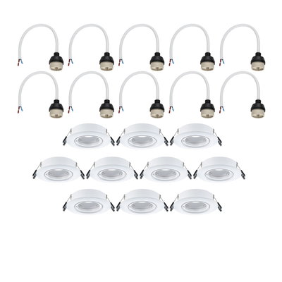 Twaalf witte metalen inbouwspots met bijpassende kabels voor LED-verlichting.