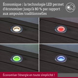 Quatre spots LED encastrés au sol en différentes couleurs sur bois foncé avec message sur l'économie d'énergie