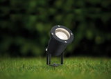 Schwarzer LED-Außenspot aus Metall auf Rasen, wetterfeste Gartenbeleuchtung für Wege und Pflanzen.