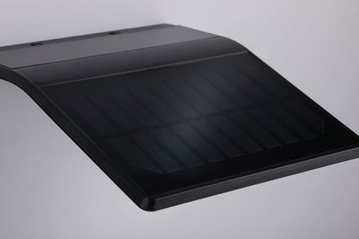 Panneau solaire noir incurvé avec lignes fines sur surface lisse pour énergie durable.