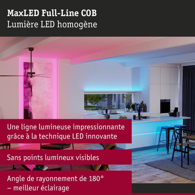 Cuisine moderne éclairée par une ligne LED MaxLED Full-Line COB en rose et bleu pour une ambiance lumineuse