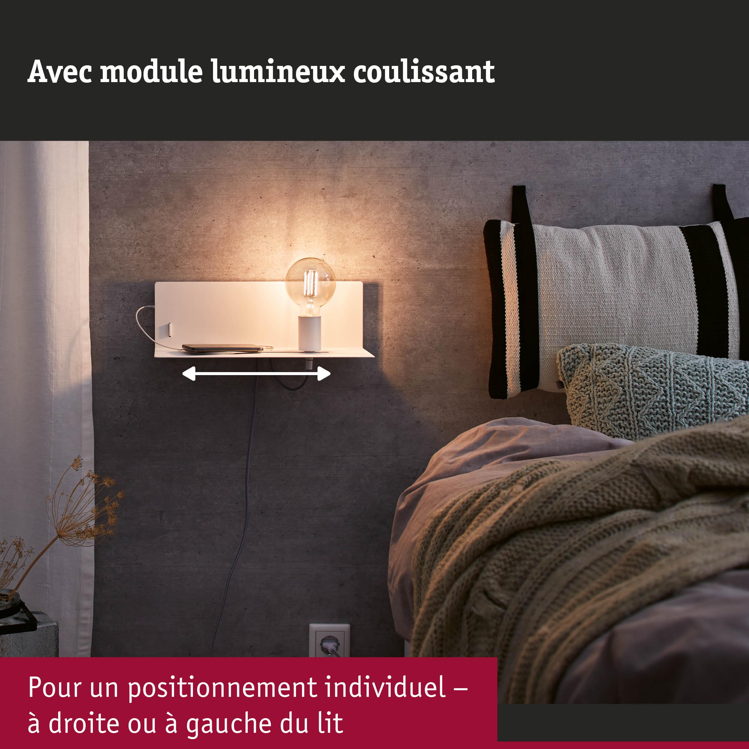 Étagère murale blanche avec module lumineux coulissant à côté d'un lit avec couverture en tricot