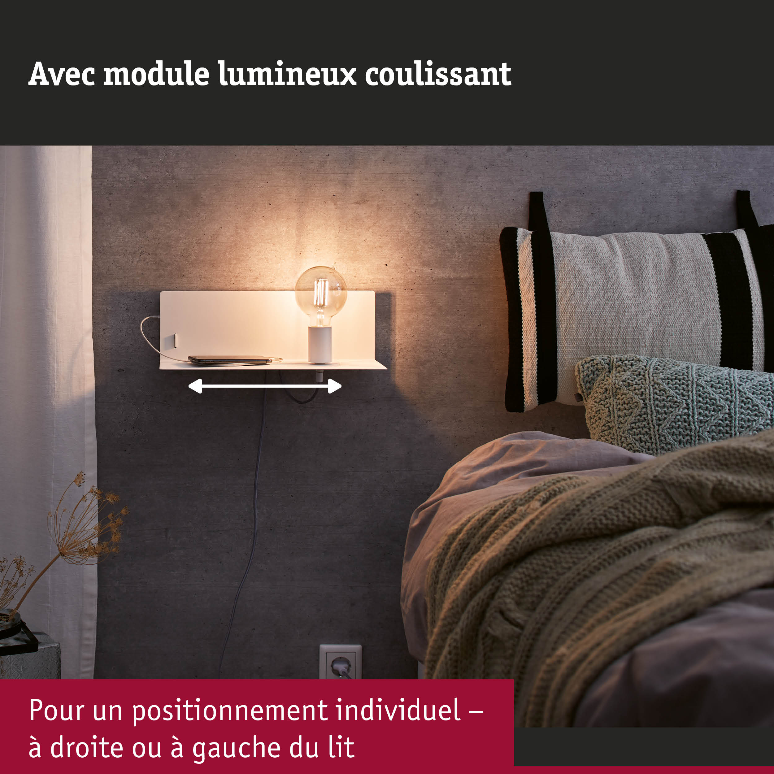 Support mural blanc avec ampoule sur mur gris à côté d'un lit avec couverture tricotée et coussin