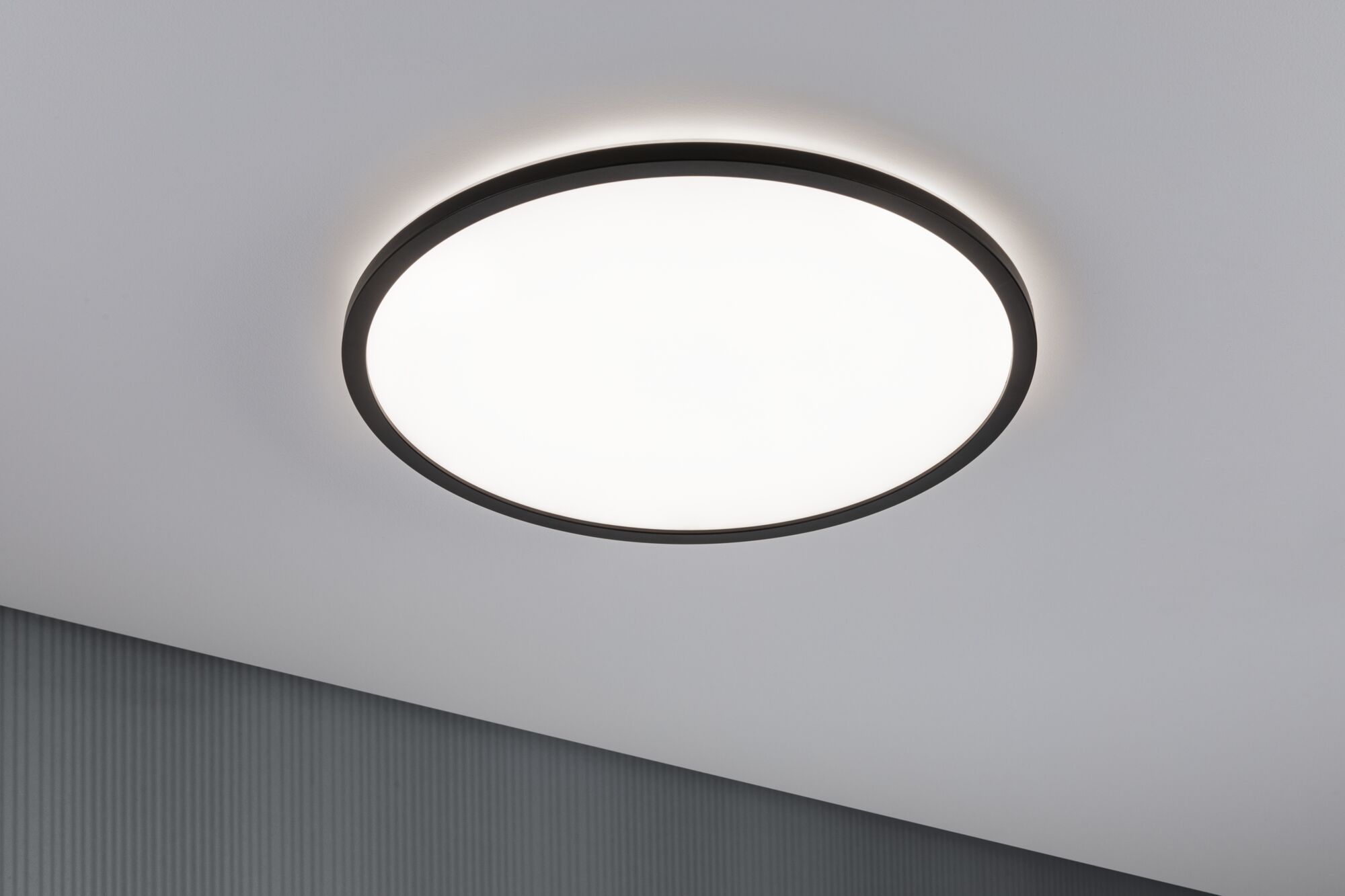 Runde LED-Deckenleuchte mit schwarzem Rahmen und warmweißem Licht für modernes Wohnambiente