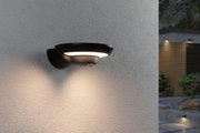Applique murale extérieure noire en métal avec LED blanc chaud et détecteur de mouvement.