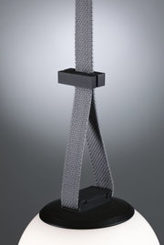 Moderne Hängeleuchte mit schwarzem Metallhalter und grauem Textilband, weiße Kugel aus Glas