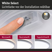 Finger stellt Lichtfarbe an LED-Deckenleuchte ein mit wählbaren Weißtönen Warmweiß, Neutralweiß, Tageslichtweiß