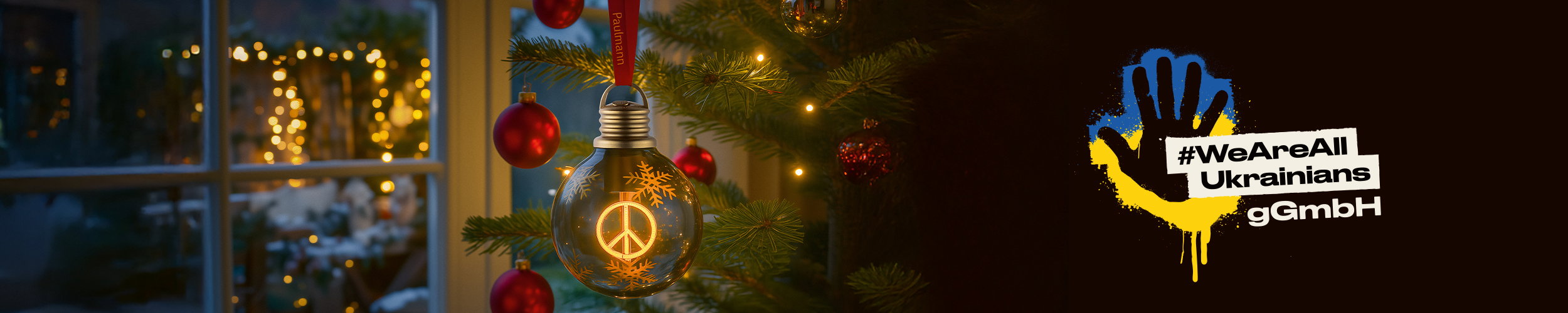 Sapin de Noël décoré de boules rouges et éclairage LED blanc chaud pour ambiance festive