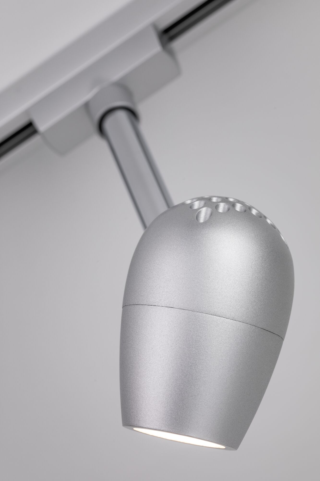 Moderner silberner LED-Strahler aus Metall mit Lüftungslöchern für flexible Beleuchtung im Innenraum