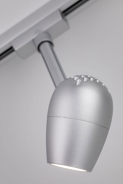 Moderner silberner LED-Strahler aus Metall mit Lüftungslöchern für flexible Beleuchtung im Innenraum