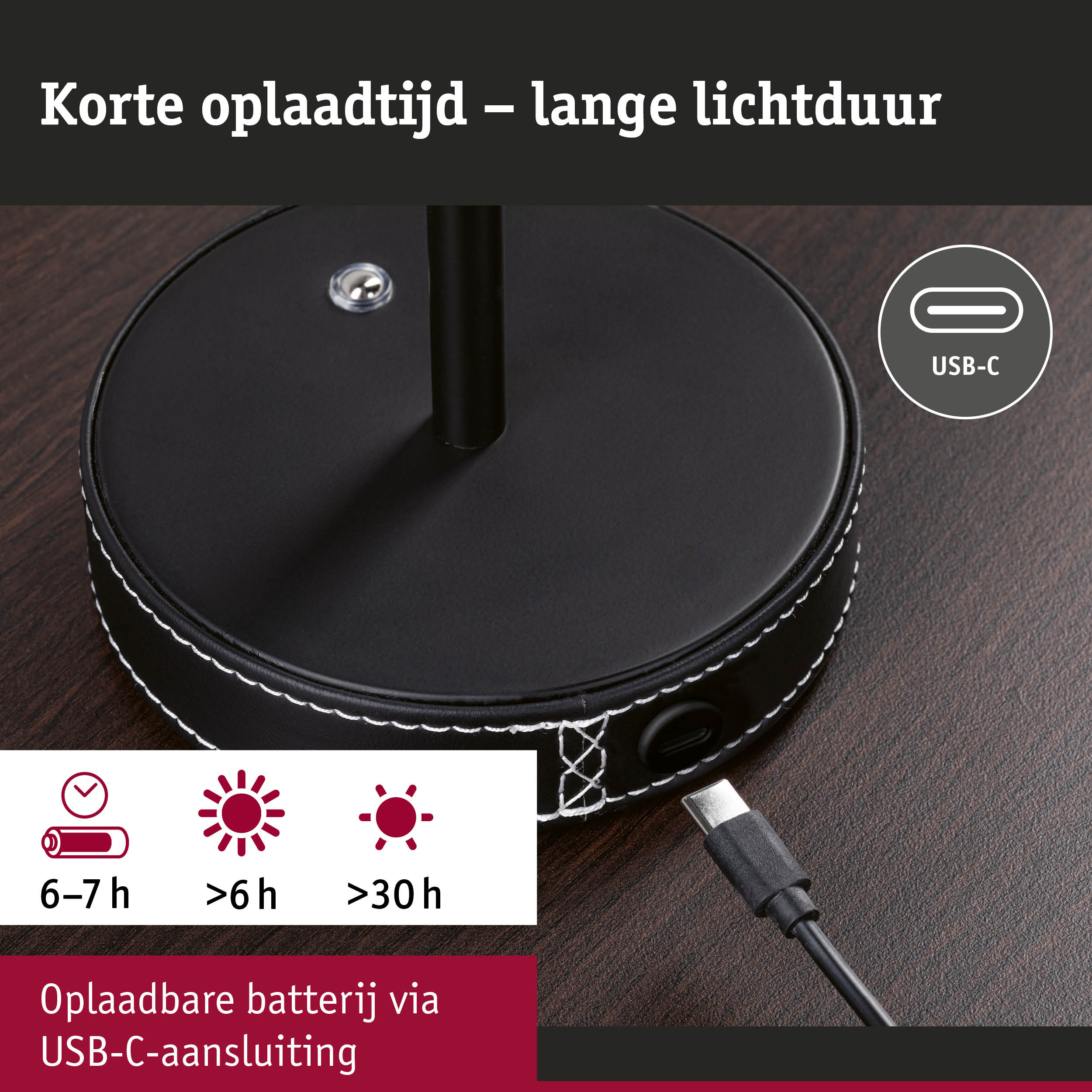 Zwarte ronde oplaadbasis met USB-C aansluiting en witte stiksels op houten tafel voor LED-lampen