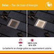 Lumière encastrée au sol solaire avec cadre en acier inoxydable sur pavé sombre, éclairage extérieur économique