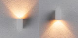 Moderne witte metalen wandlamp met warm wit LED-licht naar boven en beneden.