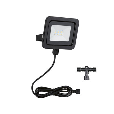 Zwarte LED-schijnwerper met kabel en kunststof T-connector voor buitenverlichting en tuin