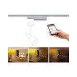 Spot LED argenté sur rail avec contrôle par application et éclairage dimmable dans une salle à manger moderne.