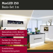 Moderne weiße Küche mit MaxLED 250 Basis-Set 3 m LED-Beleuchtung unter Schränken und Möbeln