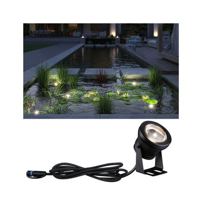 Schwarze LED-Teichleuchte mit Kabel, beleuchtet Wasserpflanzen und Seerosen in Gartenteich bei Nacht