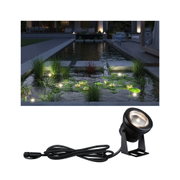 Schwarze LED-Teichleuchte mit Kabel, beleuchtet Wasserpflanzen und Seerosen in Gartenteich bei Nacht