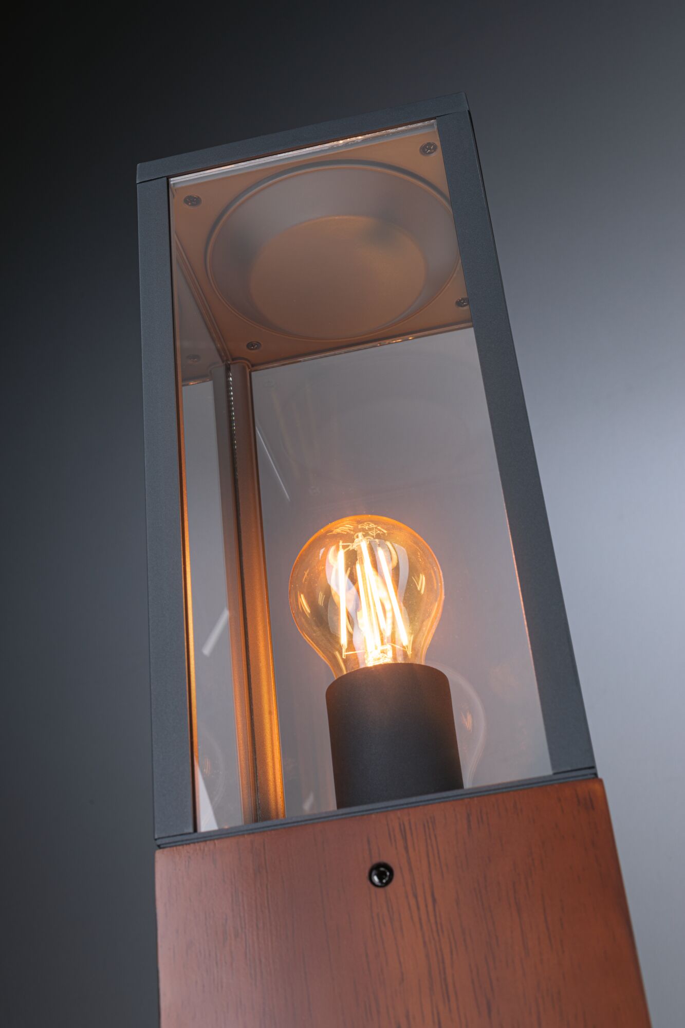 Moderne Außenwandleuchte mit Holz und schwarzem Metallrahmen, warmweißes LED-Licht für Gartenbeleuchtung