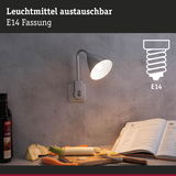 Graue Wandleuchte mit flexiblem Arm und E14 Fassung beleuchtet Küchenarbeitsfläche mit Gemüse und Kochbuch