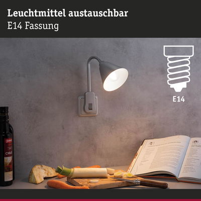Graue Wandleuchte mit flexiblem Arm und E14 Fassung beleuchtet Küchenarbeitsfläche mit Gemüse und Kochbuch