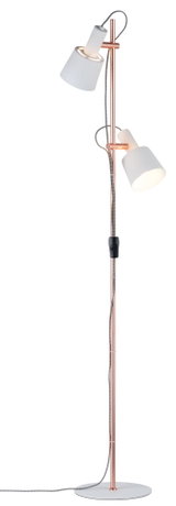Stehende Doppelstrahler-Lampe mit weißem Schirm und kupferfarbenem Metallgestell für Wohnräume