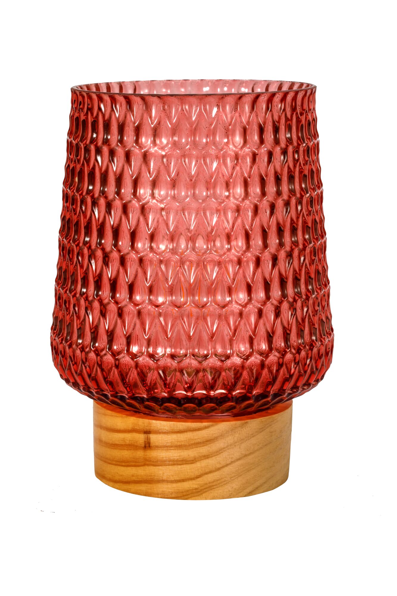 Rode glazen windlicht met gestructureerd oppervlak op lichte houten voet voor woondecoratie