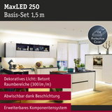 MaxLED 250 Basis-Set 1,5 m mit weißem LED-Lichtband in moderner Küche, dekorative Beleuchtung