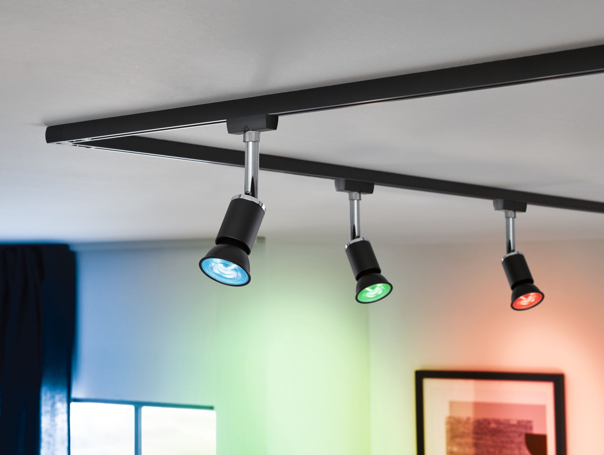 Spots LED noirs sur rail avec lumière bleue, verte et rouge pour éclairage intérieur moderne