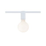 Weiße LED-Glühbirne mit strukturiertem Glas an weißer Schienenleuchte für moderne Beleuchtung