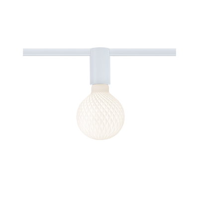 Weiße LED-Glühbirne mit strukturiertem Glas an weißer Schienenleuchte für moderne Beleuchtung