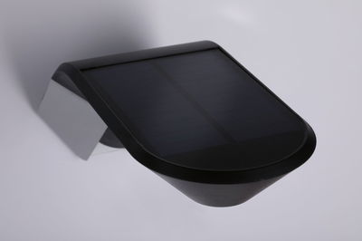 Zwarte solar lamp met kunststof behuizing en wandmontage voor energiezuinige buitenverlichting