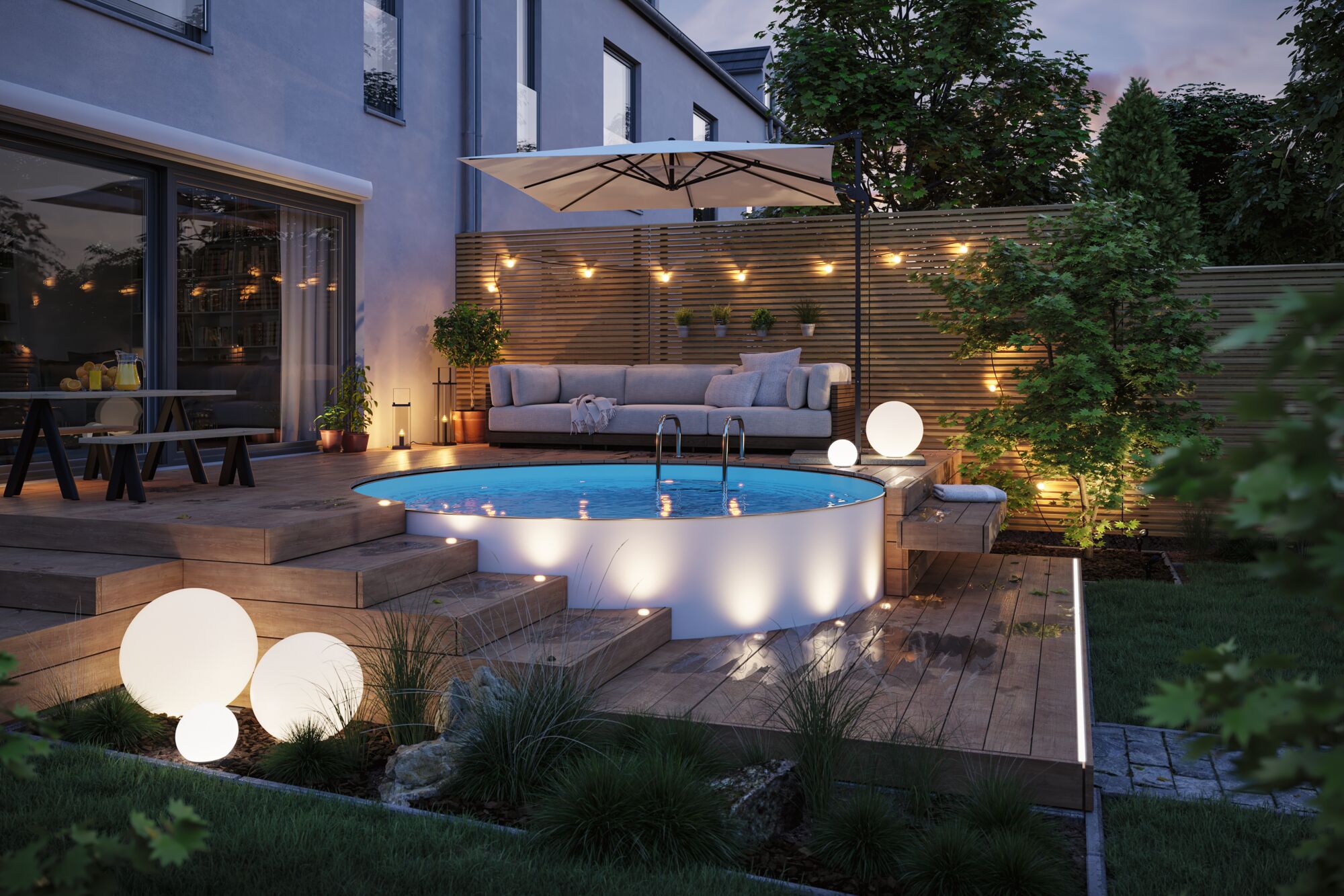 Moderne tuin met ronde pool, houten terras en warmwitte LED-bolverlichting voor buiten