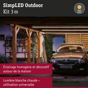 Kit SimplLED Outdoor 3 m avec éclairage LED blanc chaud sous toit en bois au-dessus d'une voiture