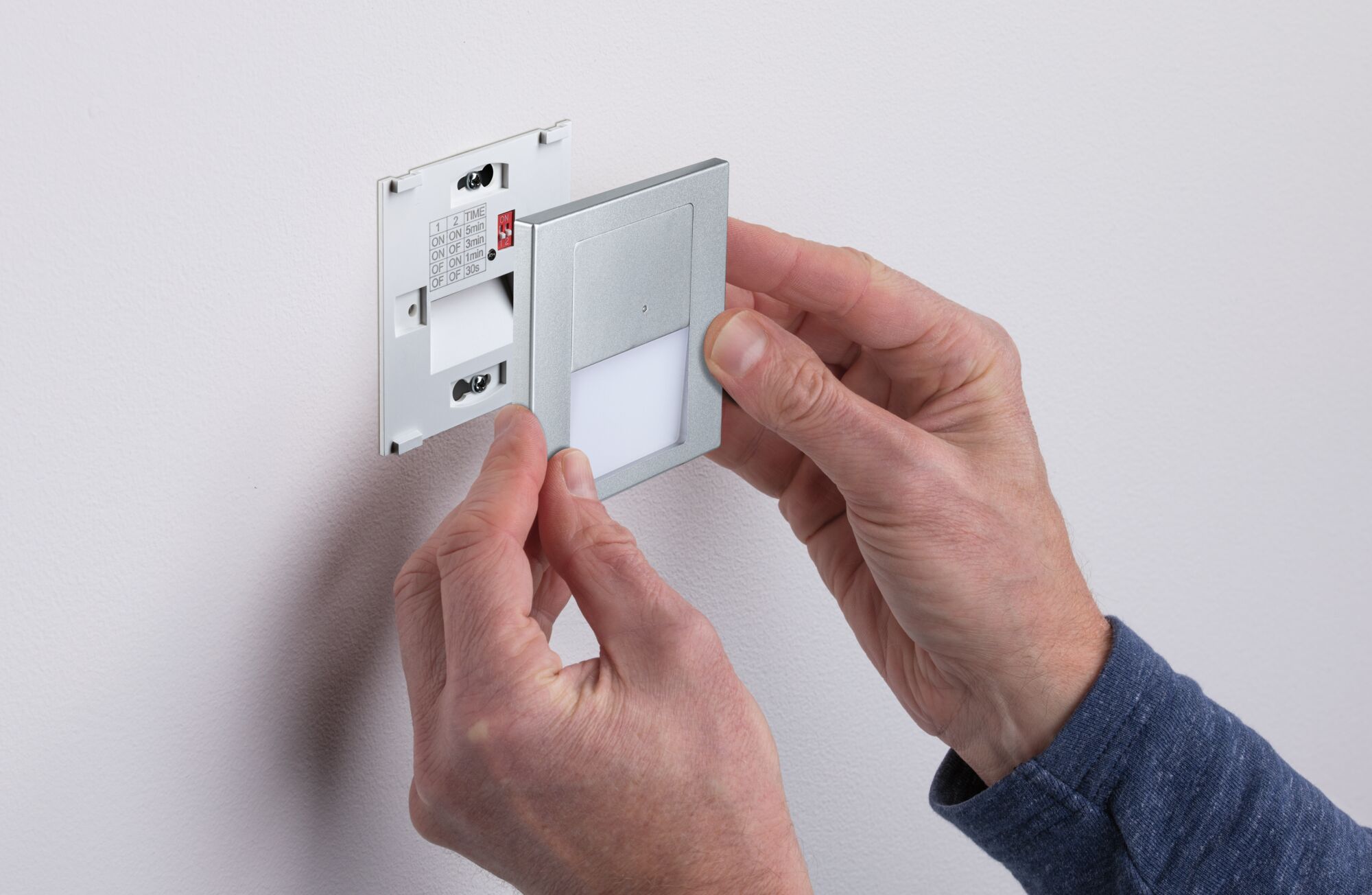 Zilveren LED-wandinbouwlamp met diffuser wordt op witte muur gemonteerd, LED-verlichting