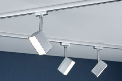 Drei moderne silberne LED-Schienenstrahler an weißer Decke für flexible Raumbeleuchtung
