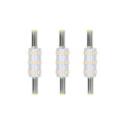 Drei LED-Lampen mit silbernen Metallkontakten und warmweißen Leuchtdioden für energiesparende Beleuchtung