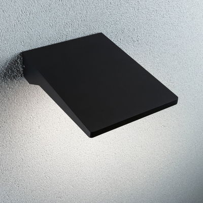 Schwarze Aluminium-Wandleuchte mit flachem Design und indirektem Licht für moderne Innenräume.
