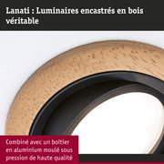 Gros plan sur cadre de luminaire encastré en bois clair avec anneau intérieur noir pour éclairage LED