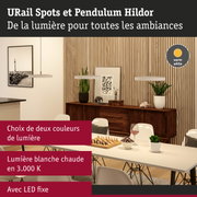 Suspensions blanches modernes avec lumière LED blanc chaud devant un mur en lattes de bois dans une salle à manger