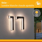 Éclairage solaire pour numéro de maison avec lumière blanche chaude sur mur gris extérieur