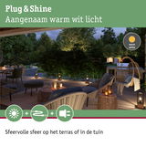 Gezellig terras met warm wit Plug & Shine LED-buitenverlichting voor sfeervolle tuinverlichting