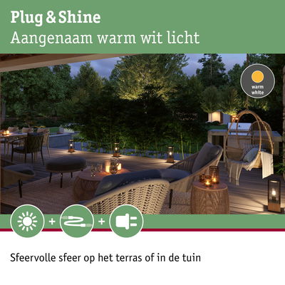 Gezellig terras met warm wit Plug & Shine LED-buitenverlichting voor sfeervolle tuinverlichting