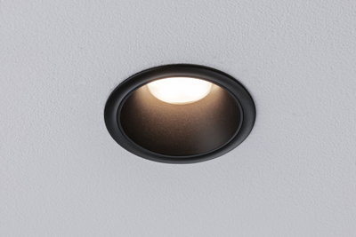 Schwarzer Einbaustrahler aus Metall mit warmweißem LED-Licht in weißer Decke für moderne Beleuchtung