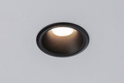 Schwarzer Einbaustrahler aus Metall mit warmweißem LED-Licht in weißer Decke für moderne Beleuchtung