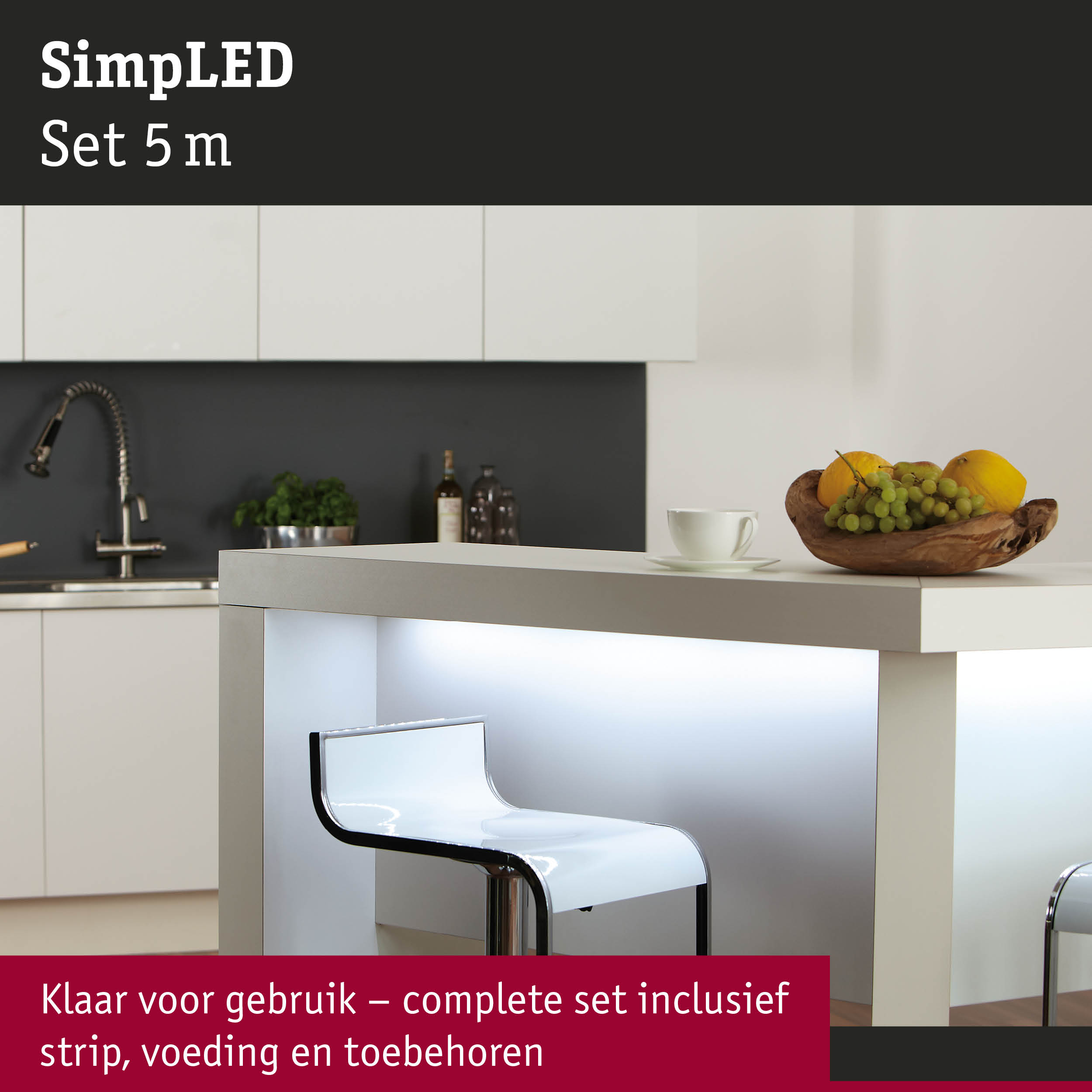 Moderne witte keukenbar met verlicht aanrecht en transparante barkruk in minimalistische stijl