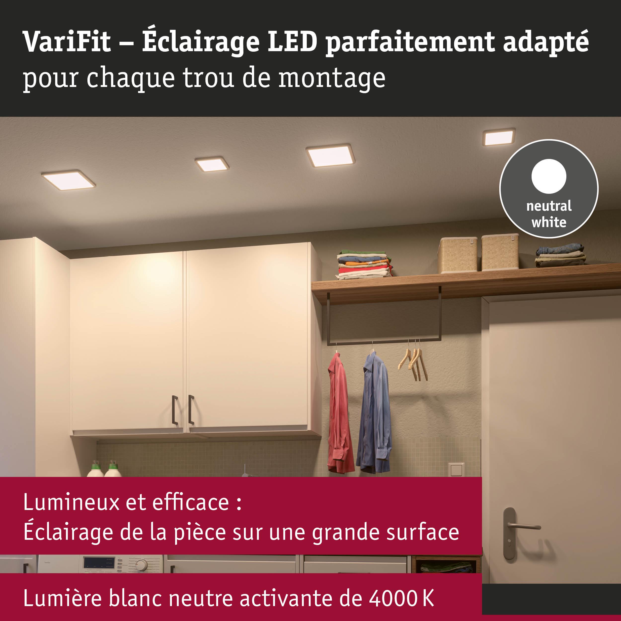 Éclairage LED blanc neutre 4000K au plafond d'une buanderie moderne avec armoires et vêtements suspendus