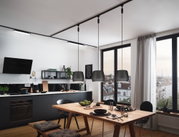 Moderne Küche mit schwarzen Hängelampen aus Metall über Holztisch, große Fenster und Stadtblick