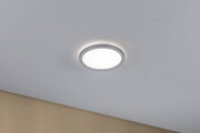 Runde LED-Deckenleuchte mit weißem Diffusor und silbernem Rahmen für modernes Raumlicht