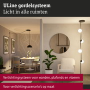 Modern woonkamer met zwart ULine verlichtingssysteem en warm wit licht voor muren en plafonds